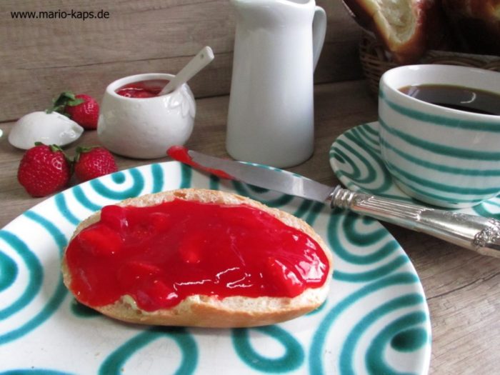 Erdbeerkonfitüre Sous Vide - Brötchen mit Erdbeerkonfitüre, Frühstücksimpression mit Kaffe