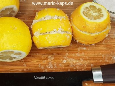 Salzzitronen - Einschnitte mit groben Meersalz stopfen